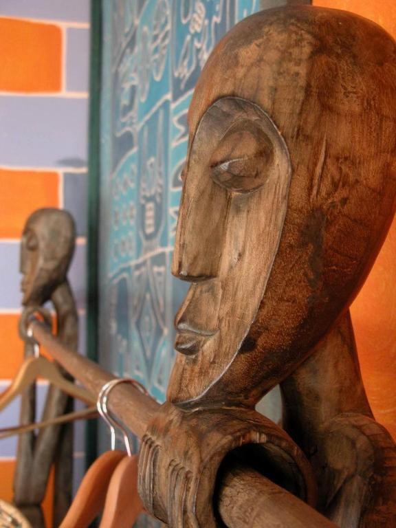 Global Village Travellers Lodge Греймут Номер фото African masks