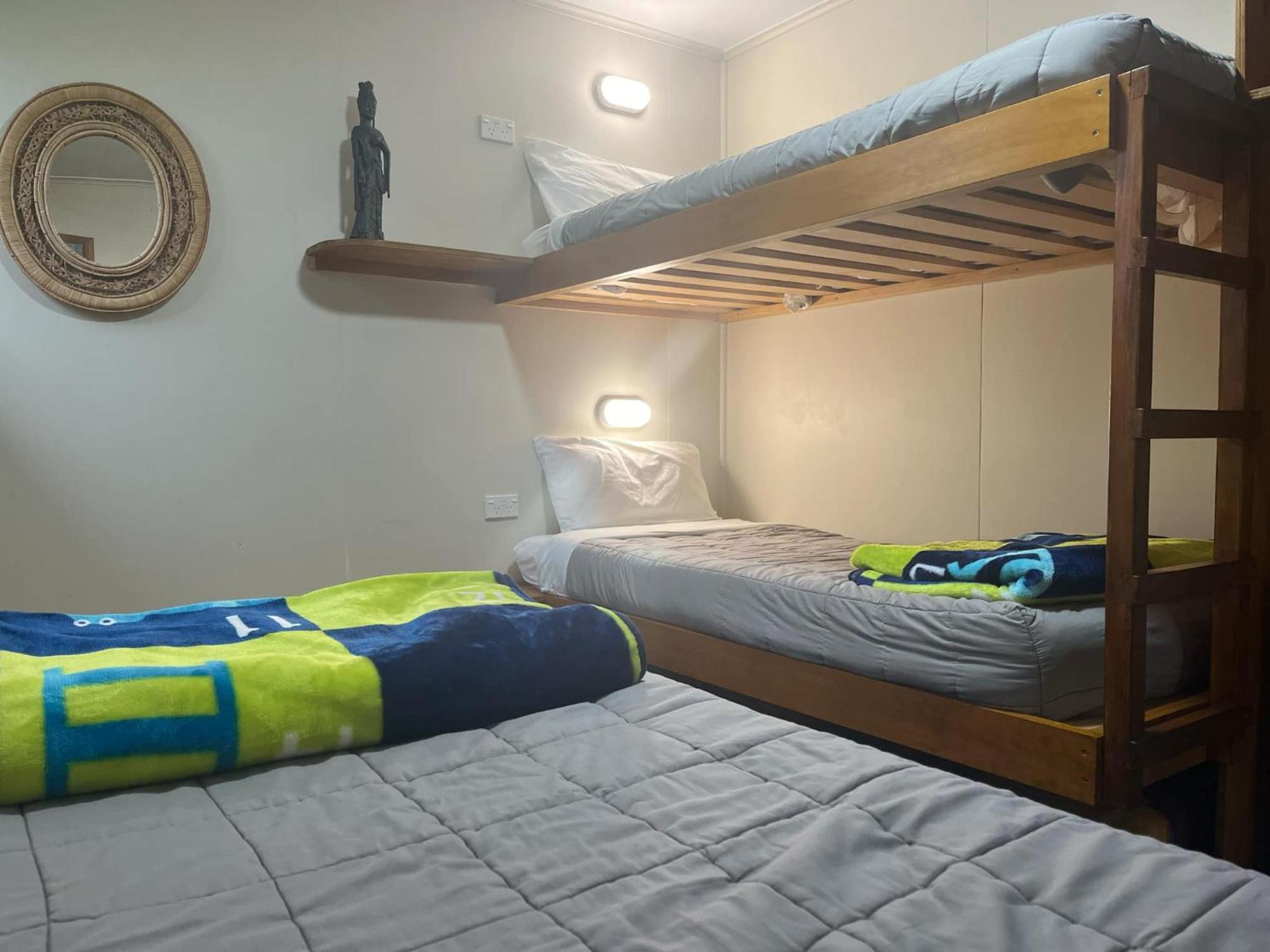 Global Village Travellers Lodge Греймут Экстерьер фото A bunk bed with a double bed underneath