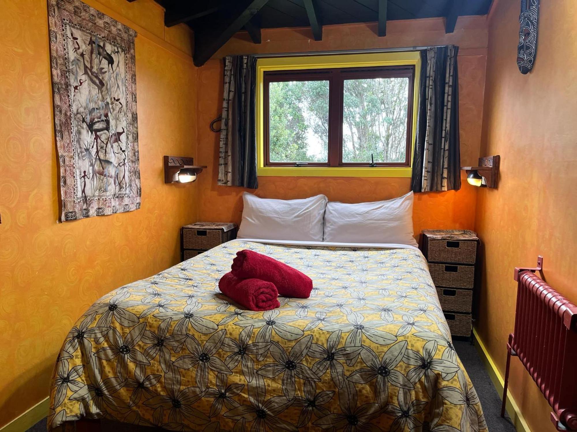 Global Village Travellers Lodge Греймут Экстерьер фото The bedroom of the Treehouse