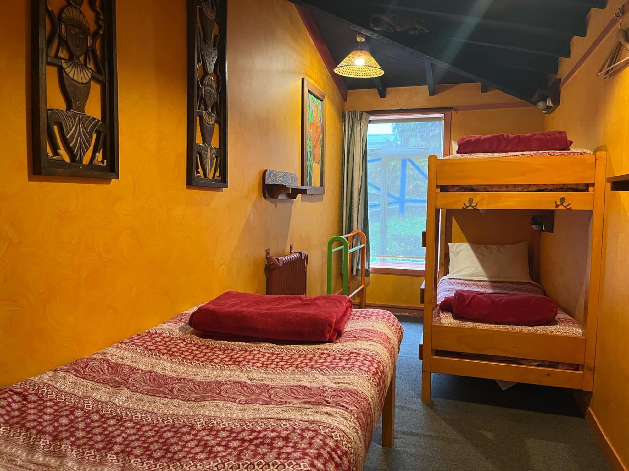 Global Village Travellers Lodge Греймут Экстерьер фото A typical hostel room