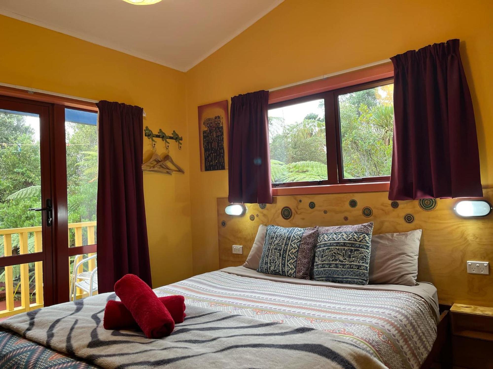 Global Village Travellers Lodge Греймут Экстерьер фото A bedroom at the lodge