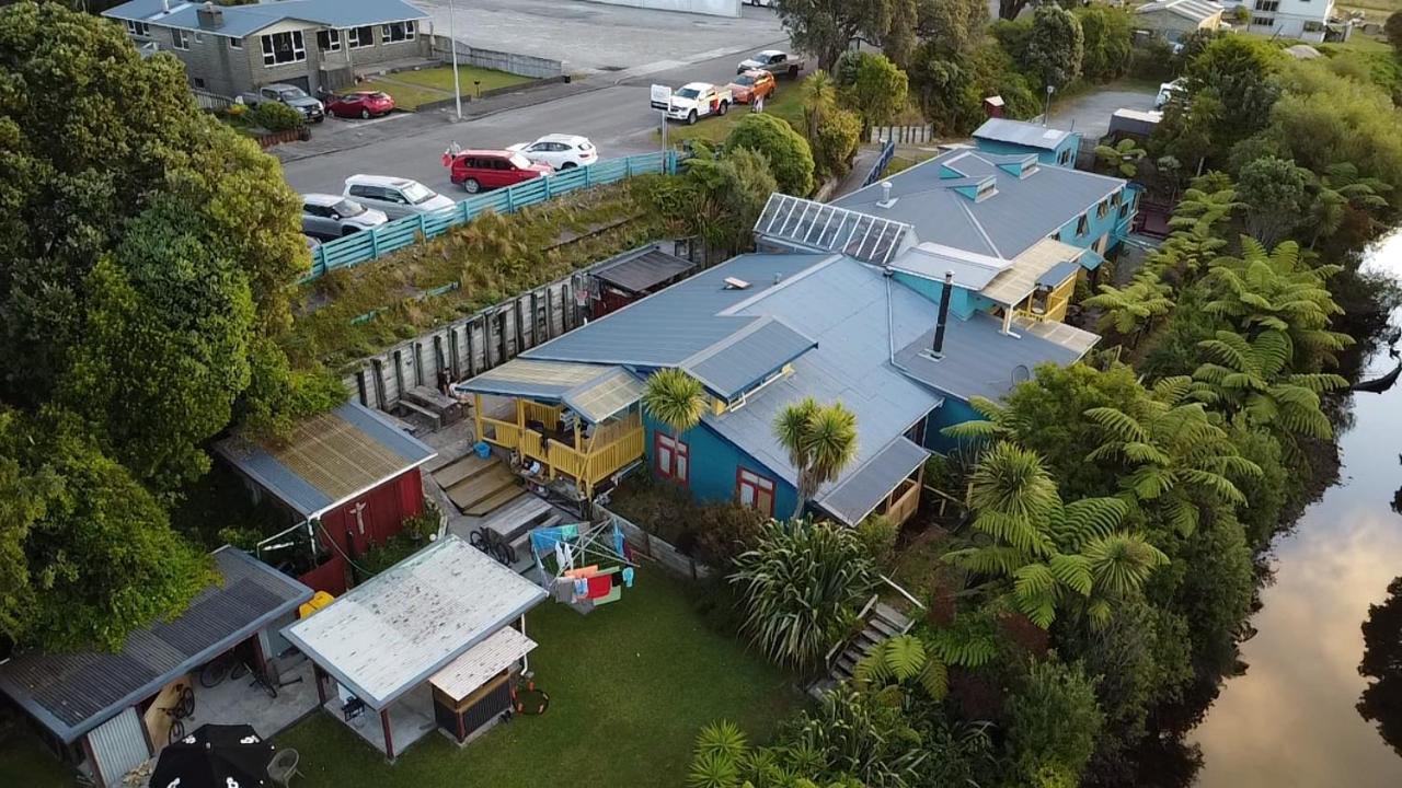 Global Village Travellers Lodge Греймут Экстерьер фото Aerial view of the school