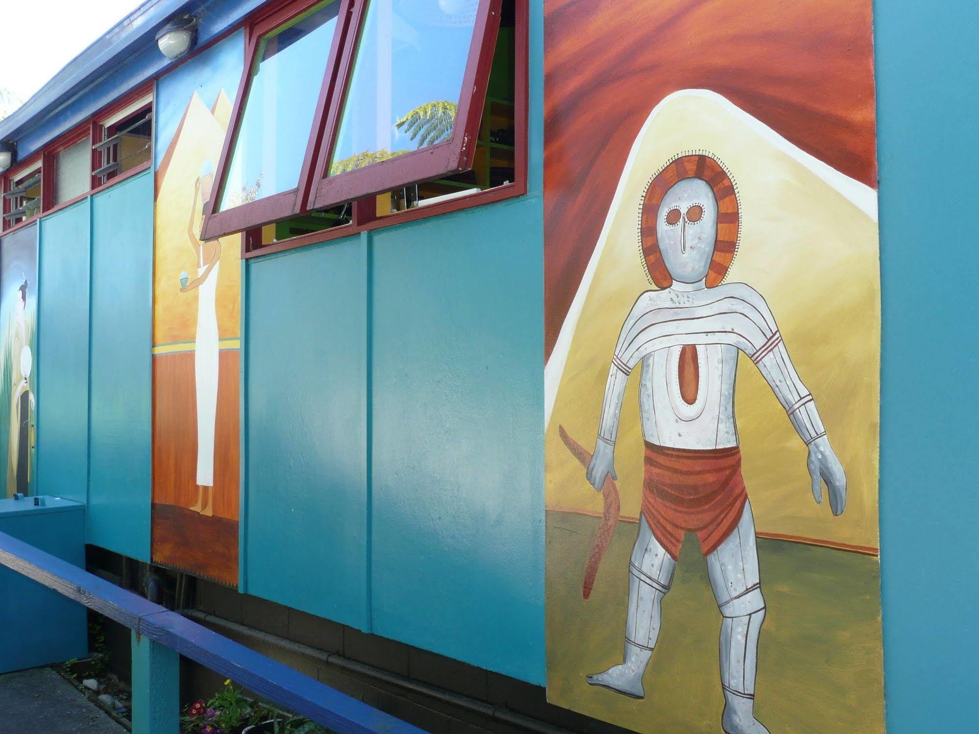 Global Village Travellers Lodge Греймут Экстерьер фото The Tin Man, a character from The Wizard of Oz, is depicted on the side of the Tin Man Motel in Clinesville, Texas.