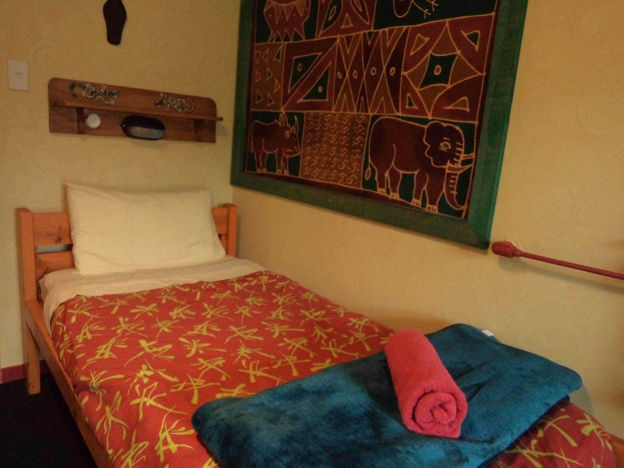 Global Village Travellers Lodge Греймут Экстерьер фото A single bed
