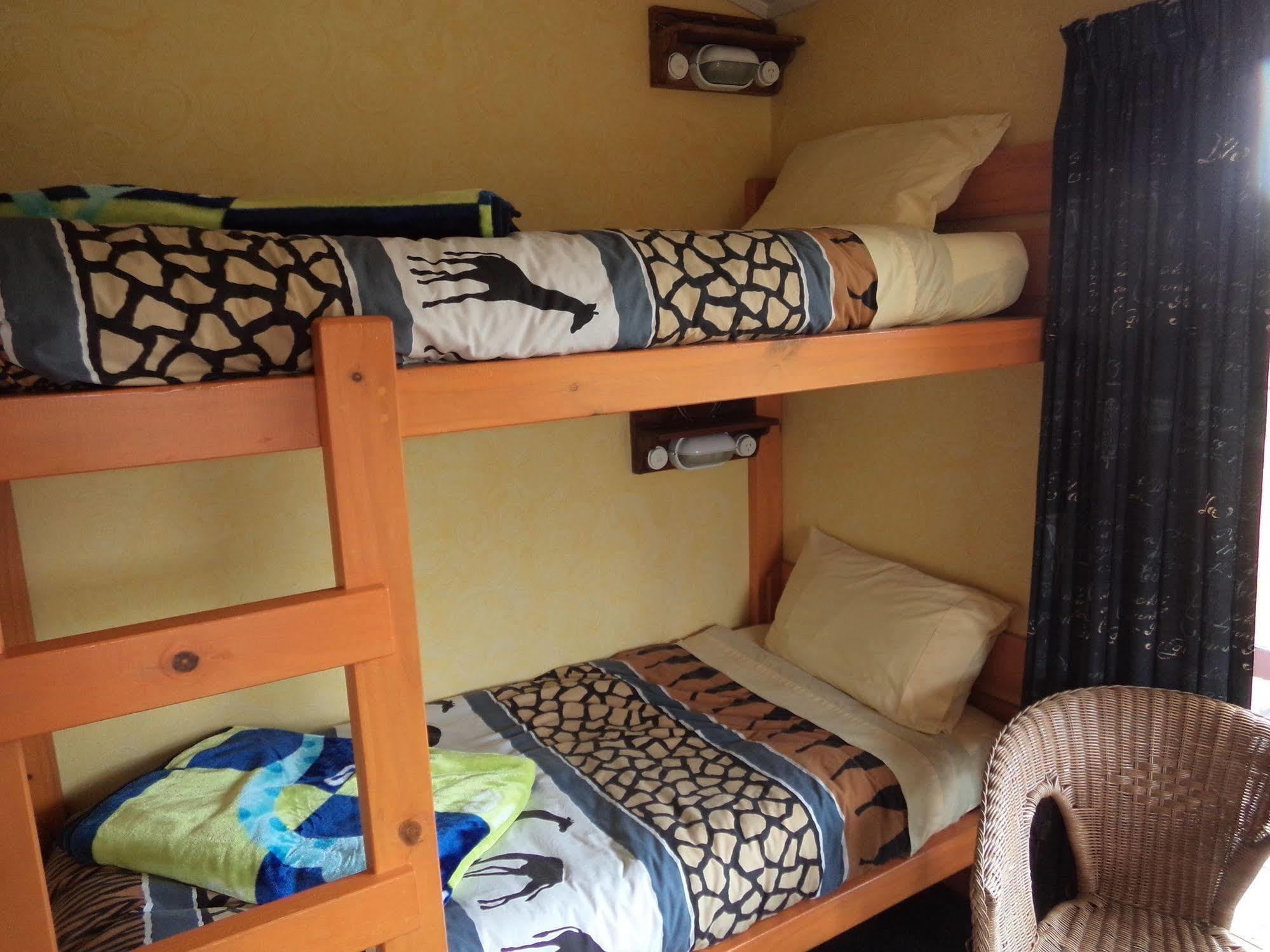 Global Village Travellers Lodge Греймут Экстерьер фото A bunk bed