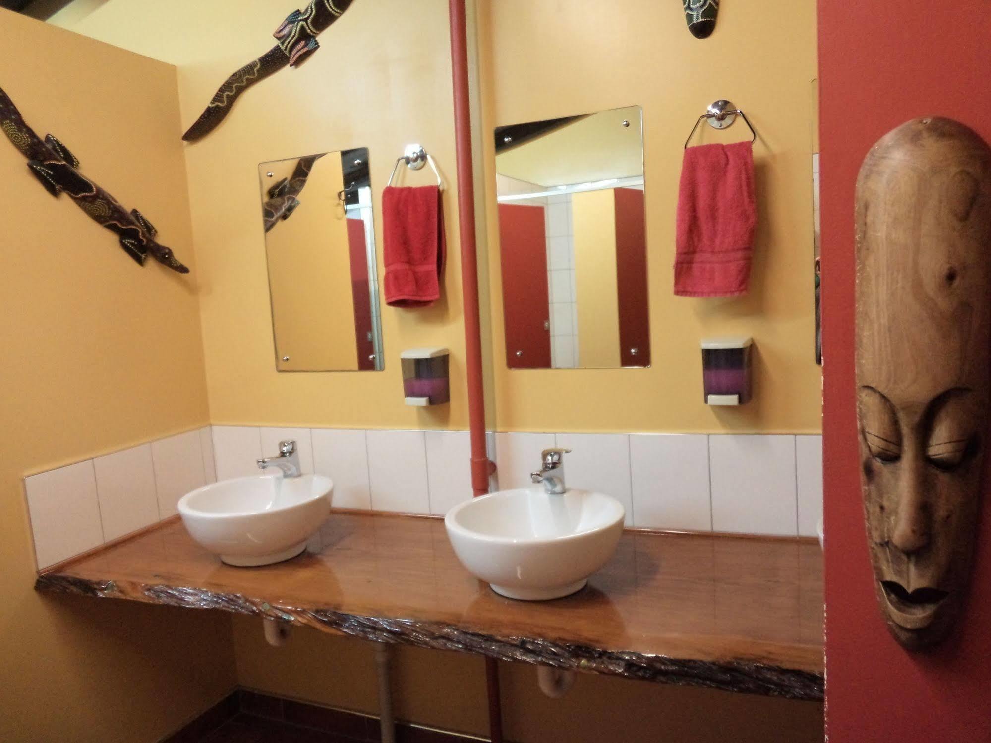 Global Village Travellers Lodge Греймут Экстерьер фото Bathroom at the hotel