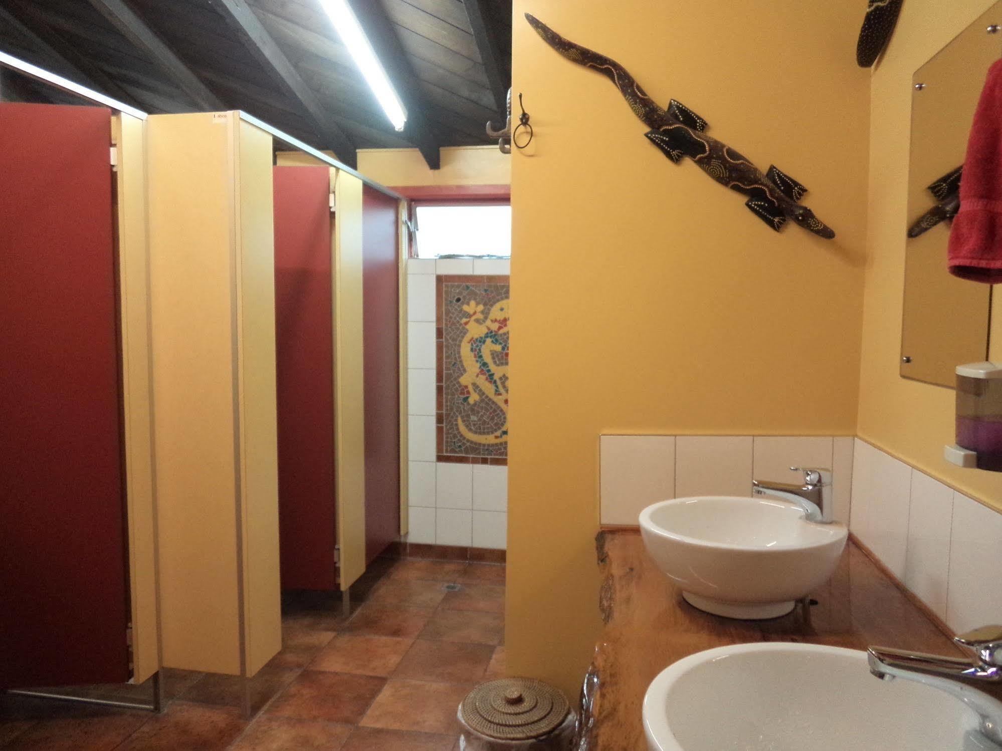 Global Village Travellers Lodge Греймут Экстерьер фото Bathroom in a hostel