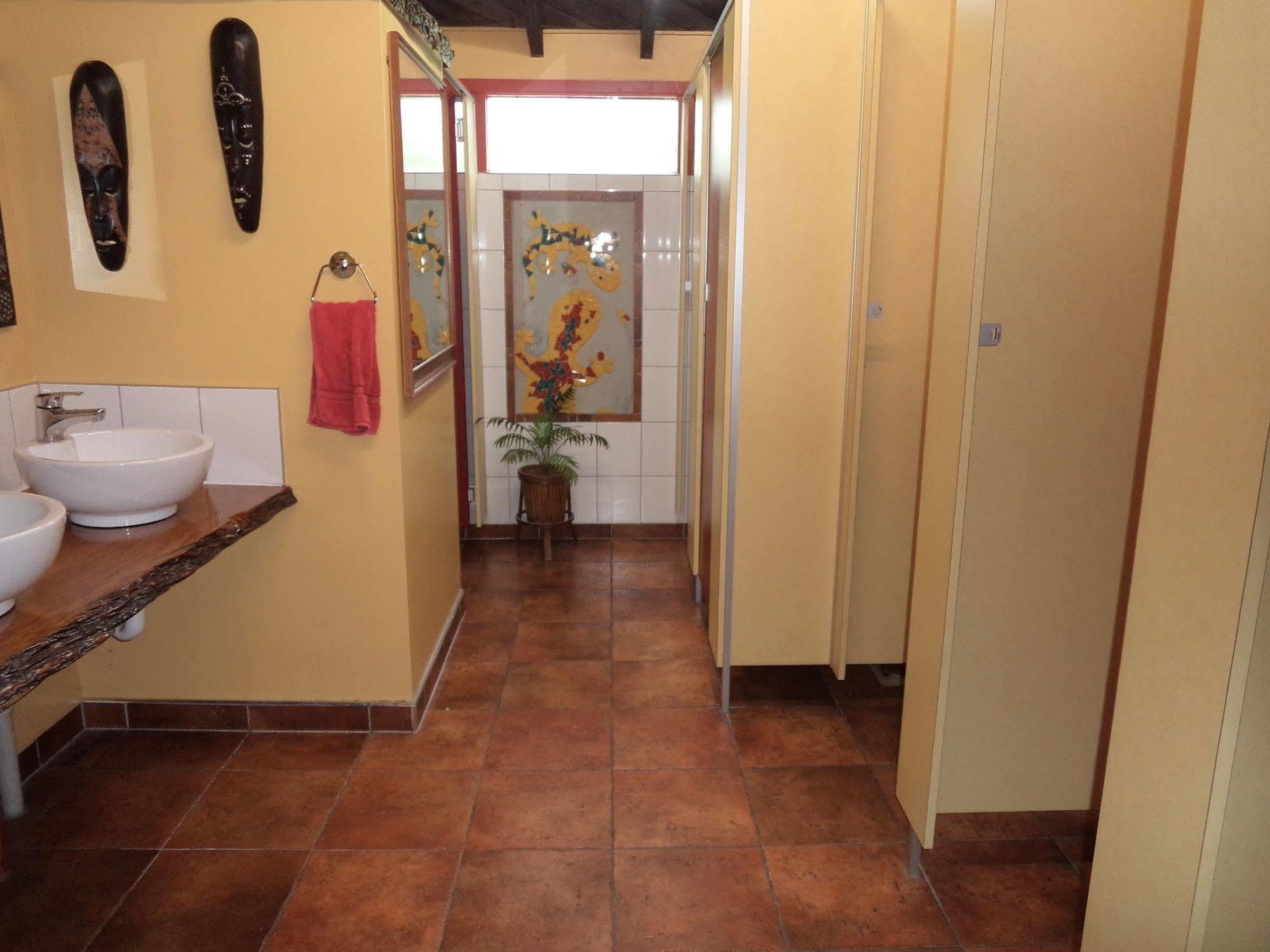 Global Village Travellers Lodge Греймут Экстерьер фото A shower room