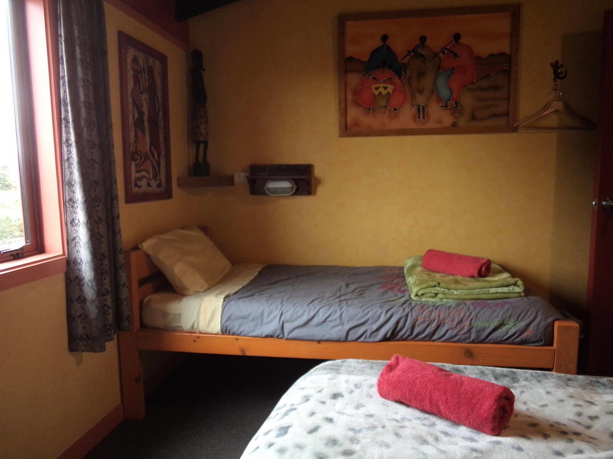 Global Village Travellers Lodge Греймут Экстерьер фото A single bed in a hostel room