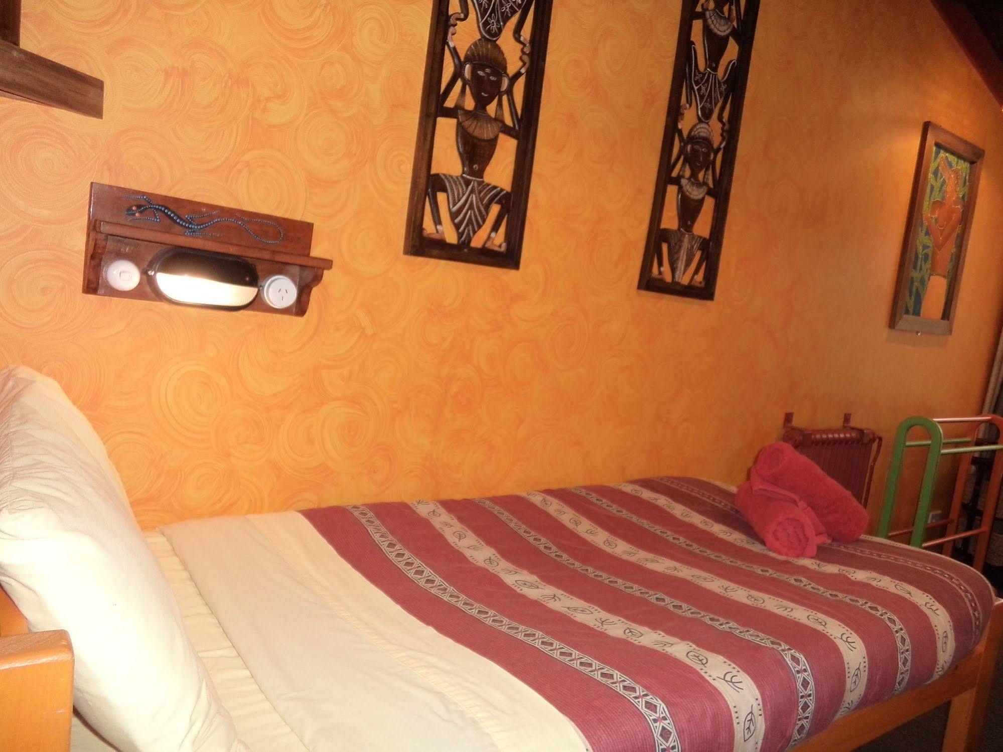 Global Village Travellers Lodge Греймут Экстерьер фото A room at the hotel
