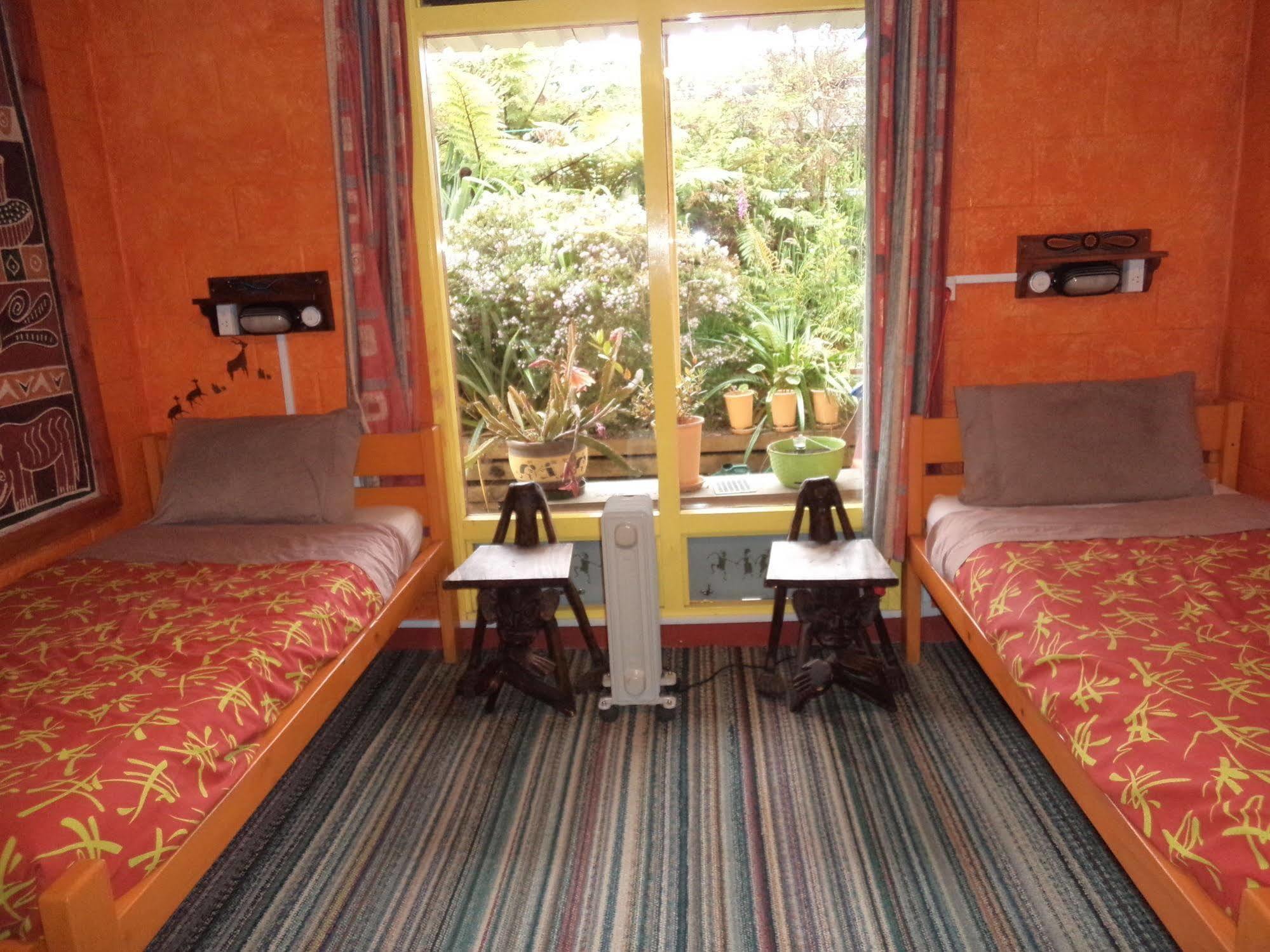 Global Village Travellers Lodge Греймут Экстерьер фото A typical room at the hostel