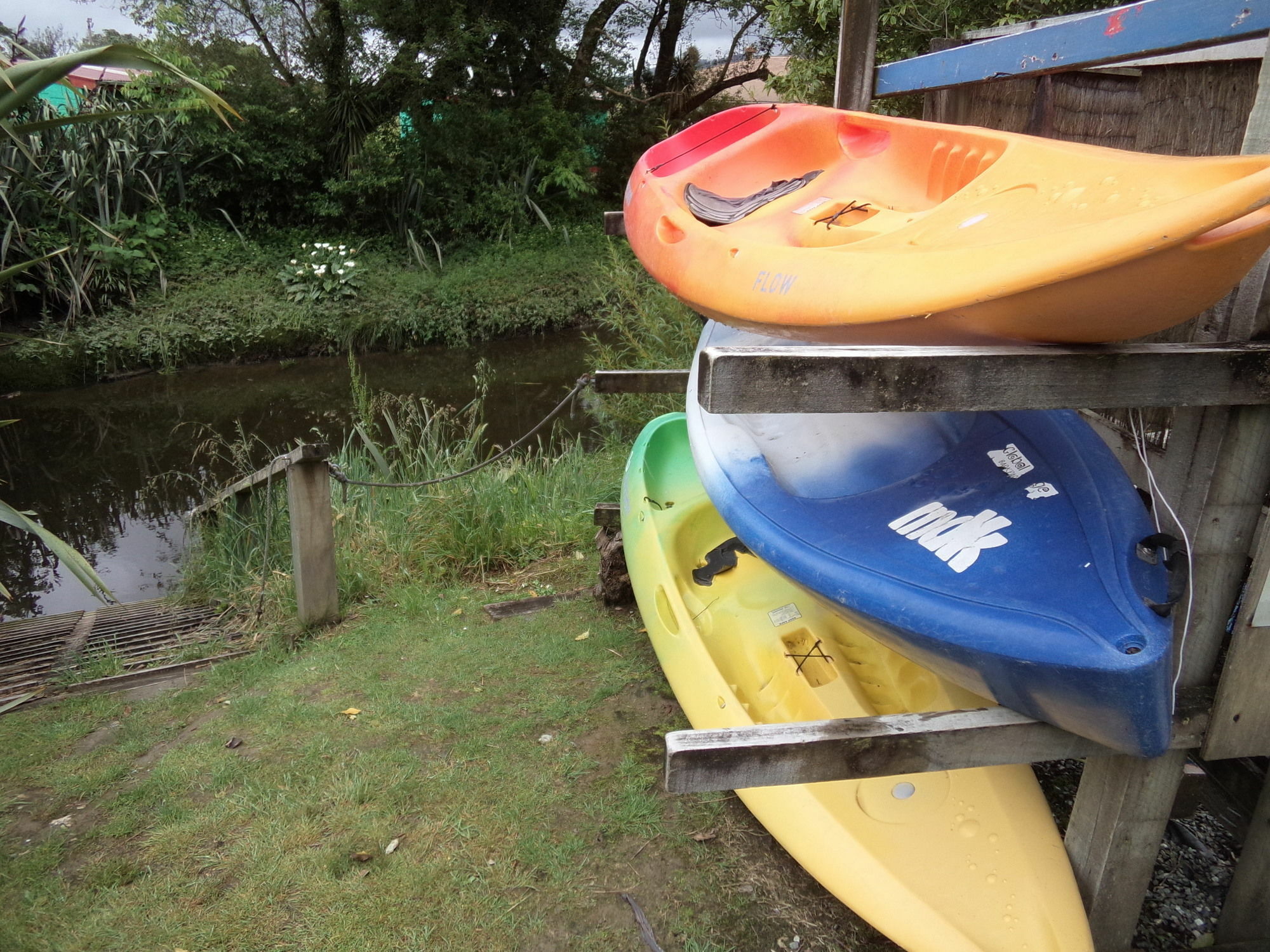 Global Village Travellers Lodge Греймут Экстерьер фото Kayaks at the start of the trip at the boat ramp at the end of the road